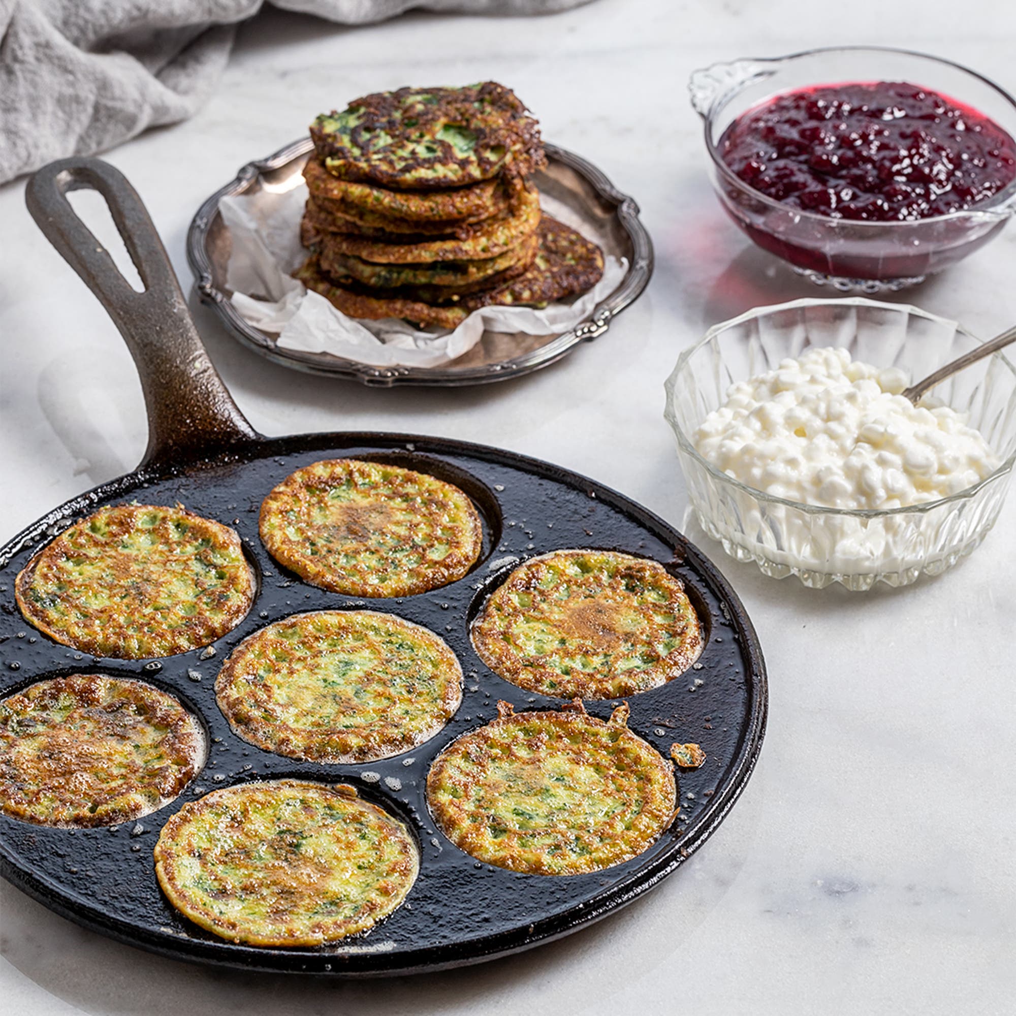 Spenatplättar med rårörda lingon