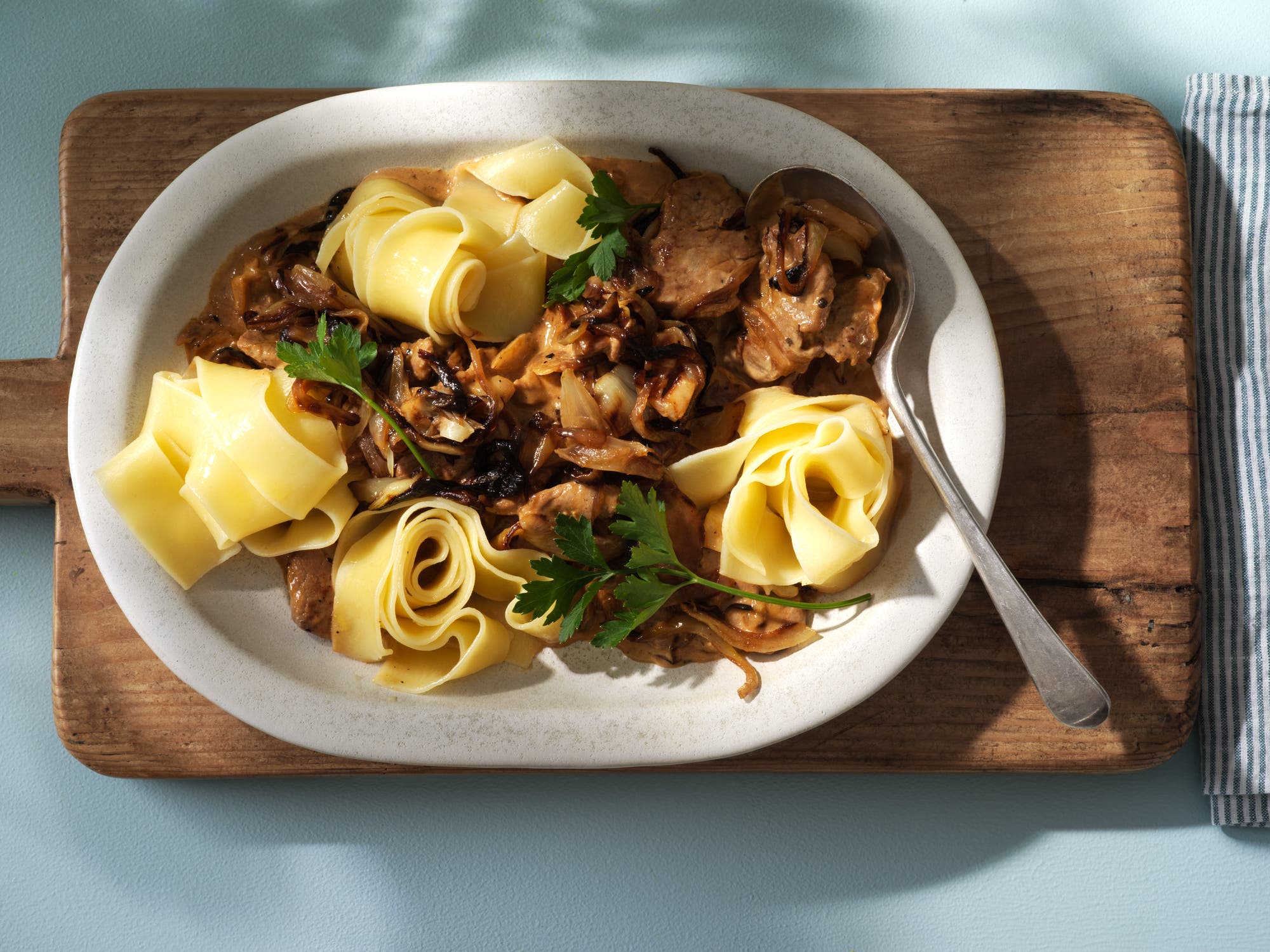 Krämig fläskfilégryta med karamelliserad lök