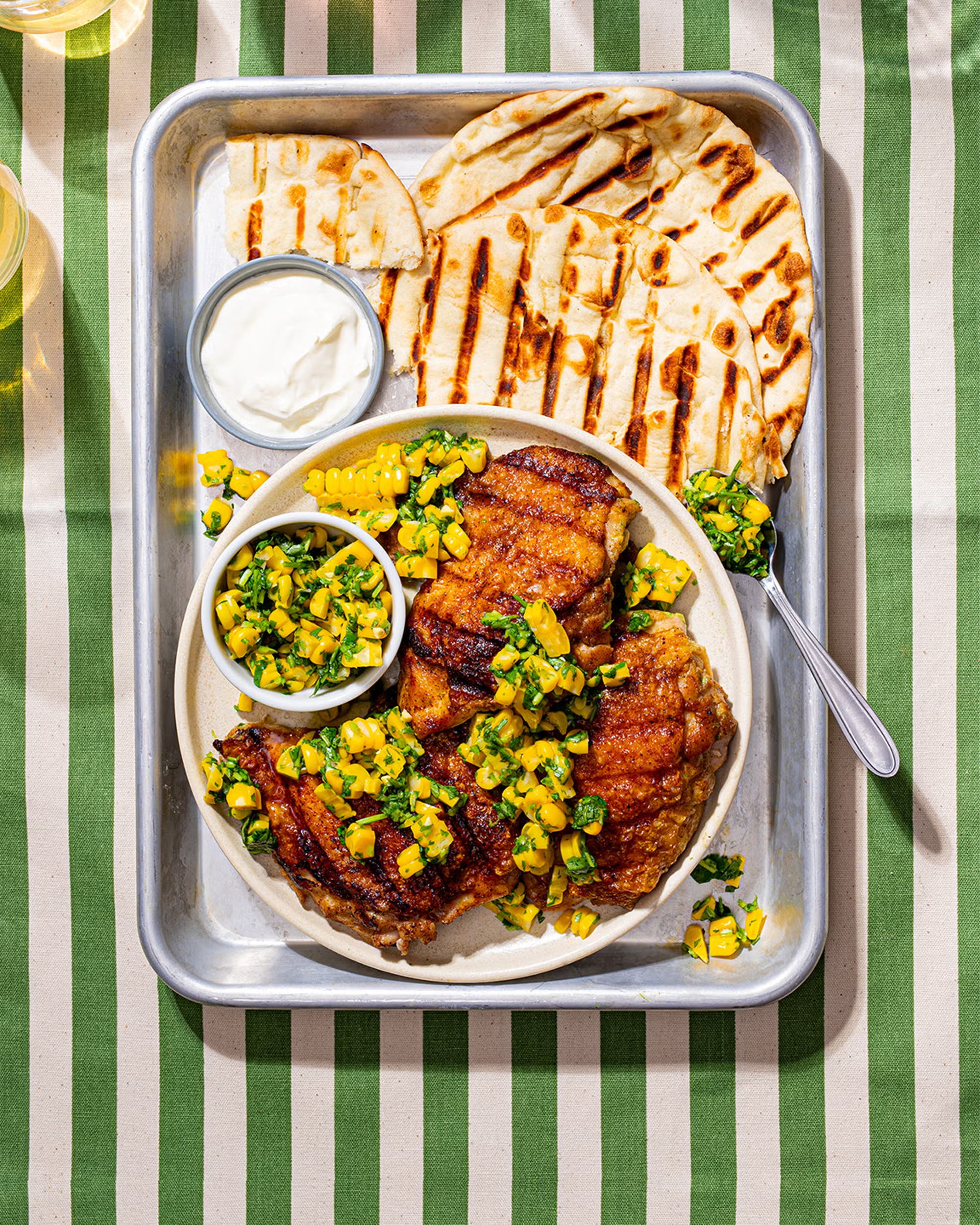 Grillad kyckling med majssalsa och pitabröd