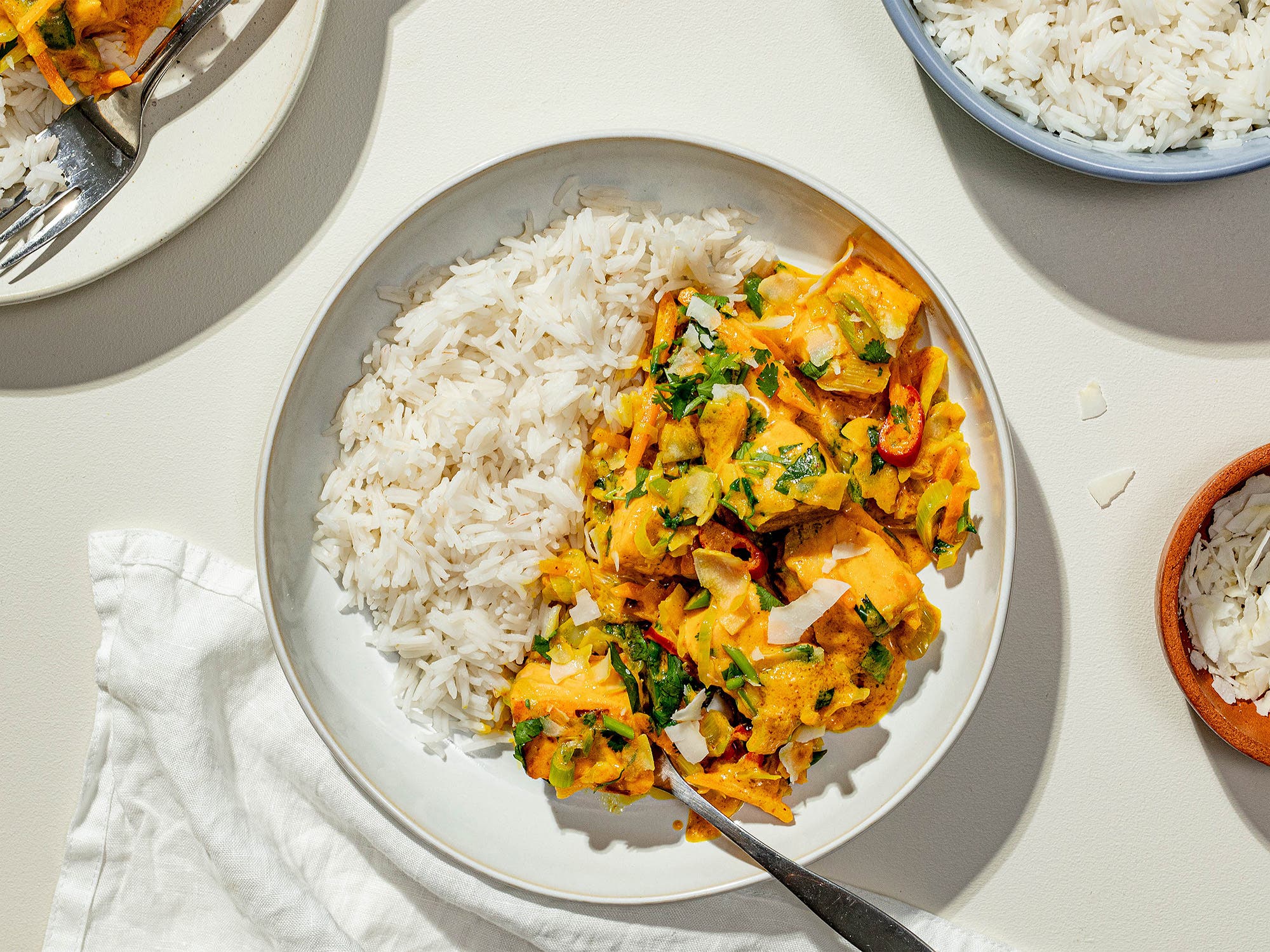 Snabb krämig laxwok med curry och kokosmjölk