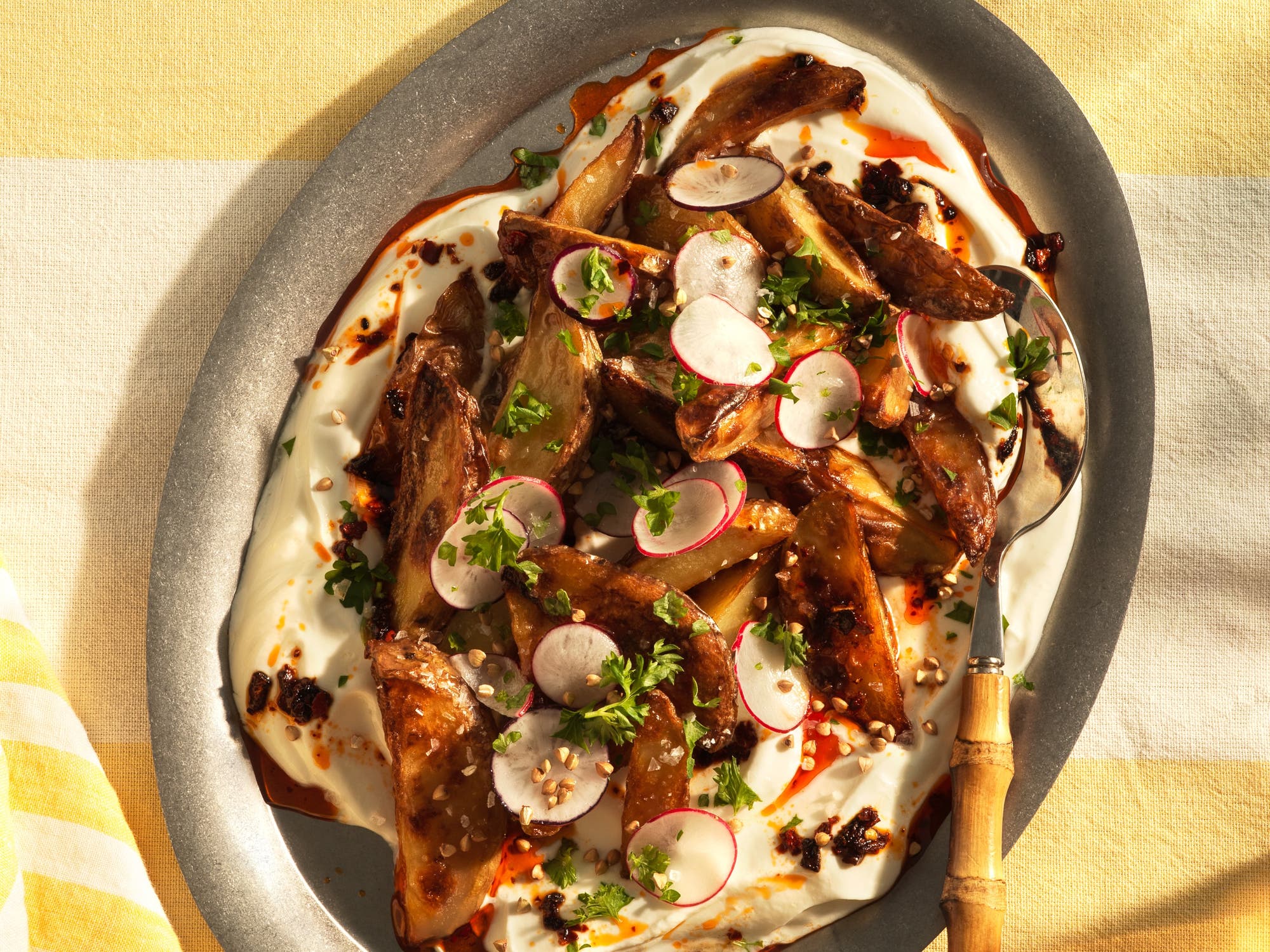 Rostad potatis på vispad yoghurt med chilikrisp