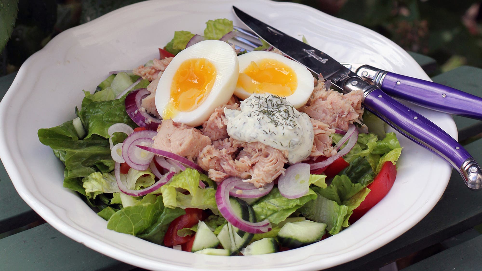 Tonfisksallad med ägg och dillcrème