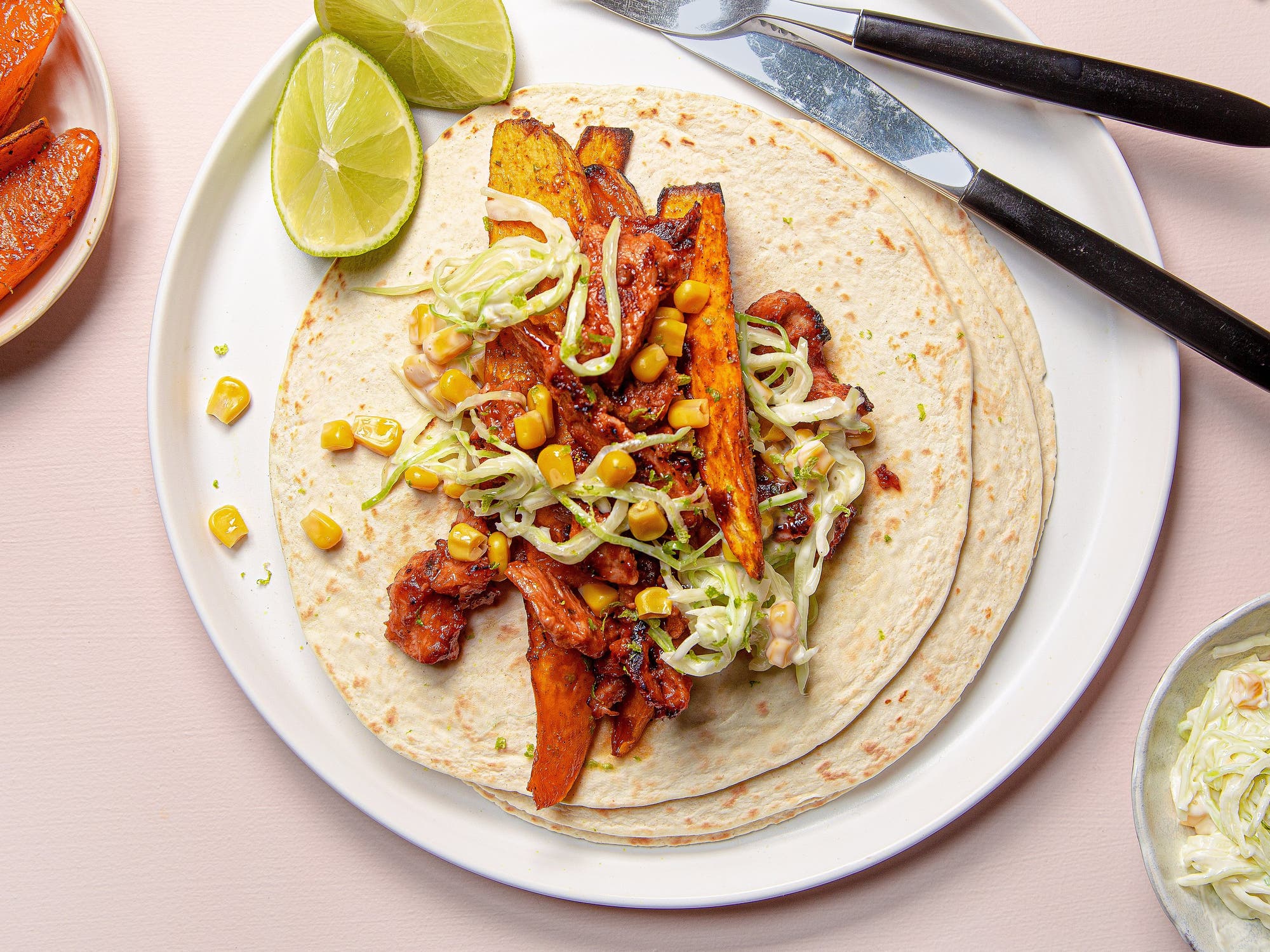 Fajitas med sticky pork, sötpotatis och majskålsallad