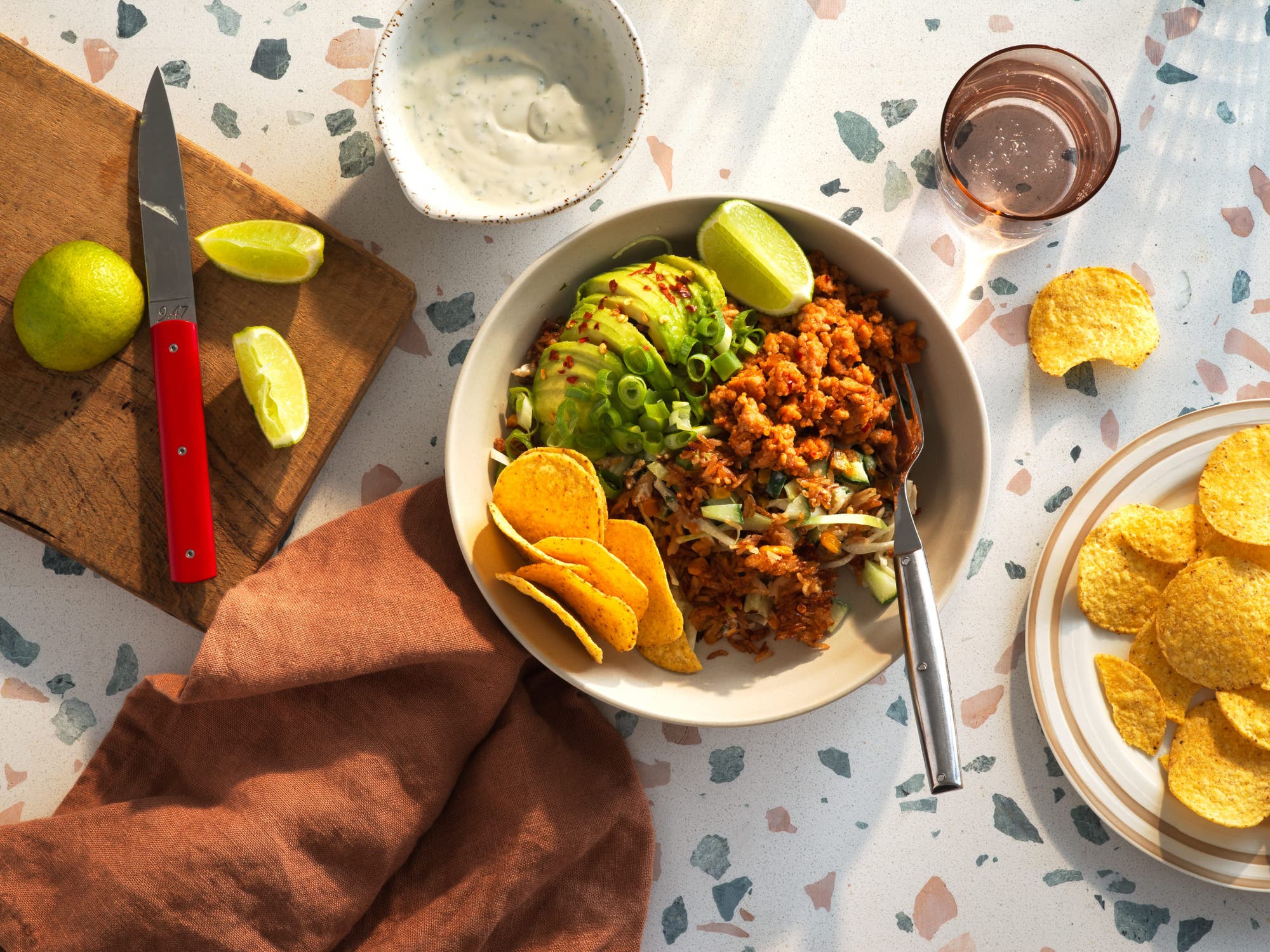 Sticky tex mex-kycklingfärs med krispigt ris och lime och jalapeñodipp