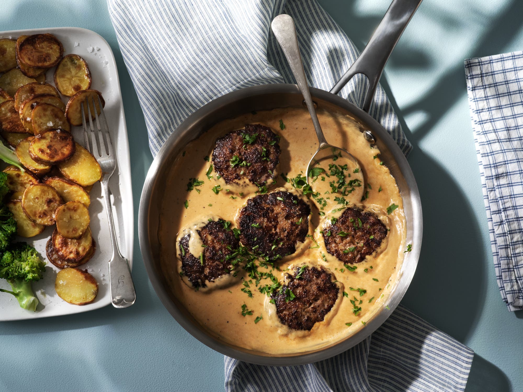 Pannbiffar i gräddsås med rostad potatis