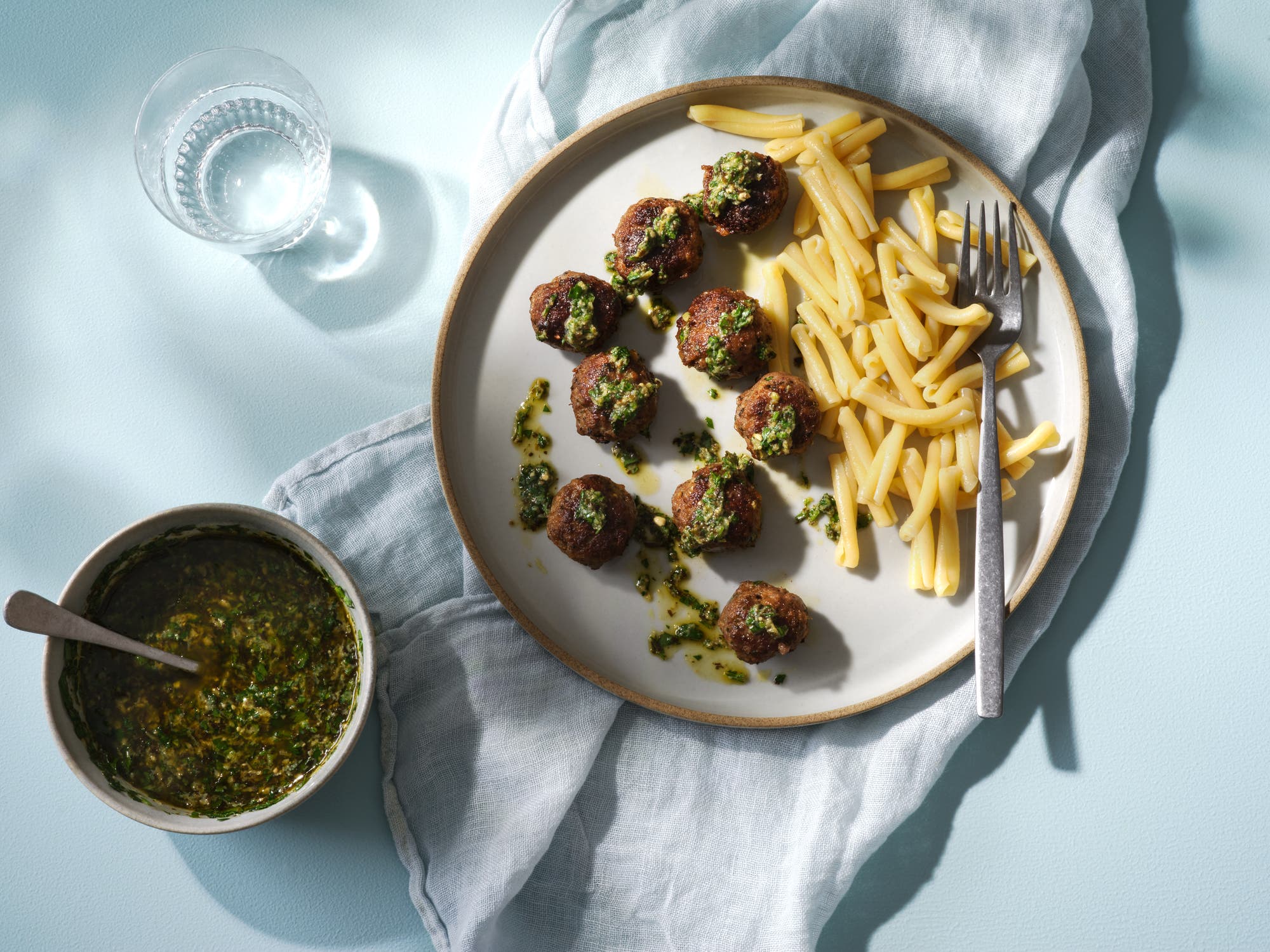 Örtiga köttbullar med citron och pesto