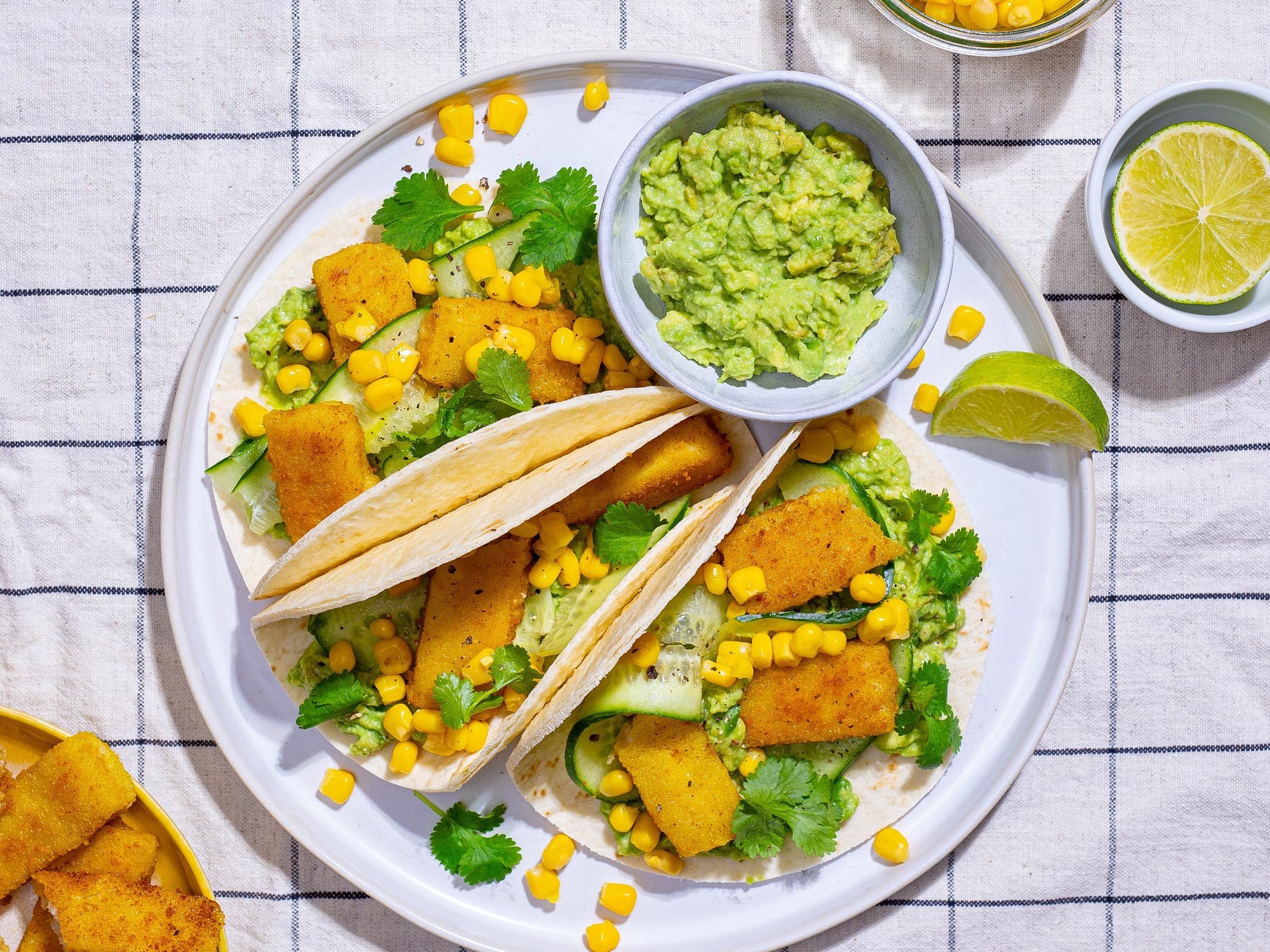 Fiskpinnar i wrap med avokado och majs