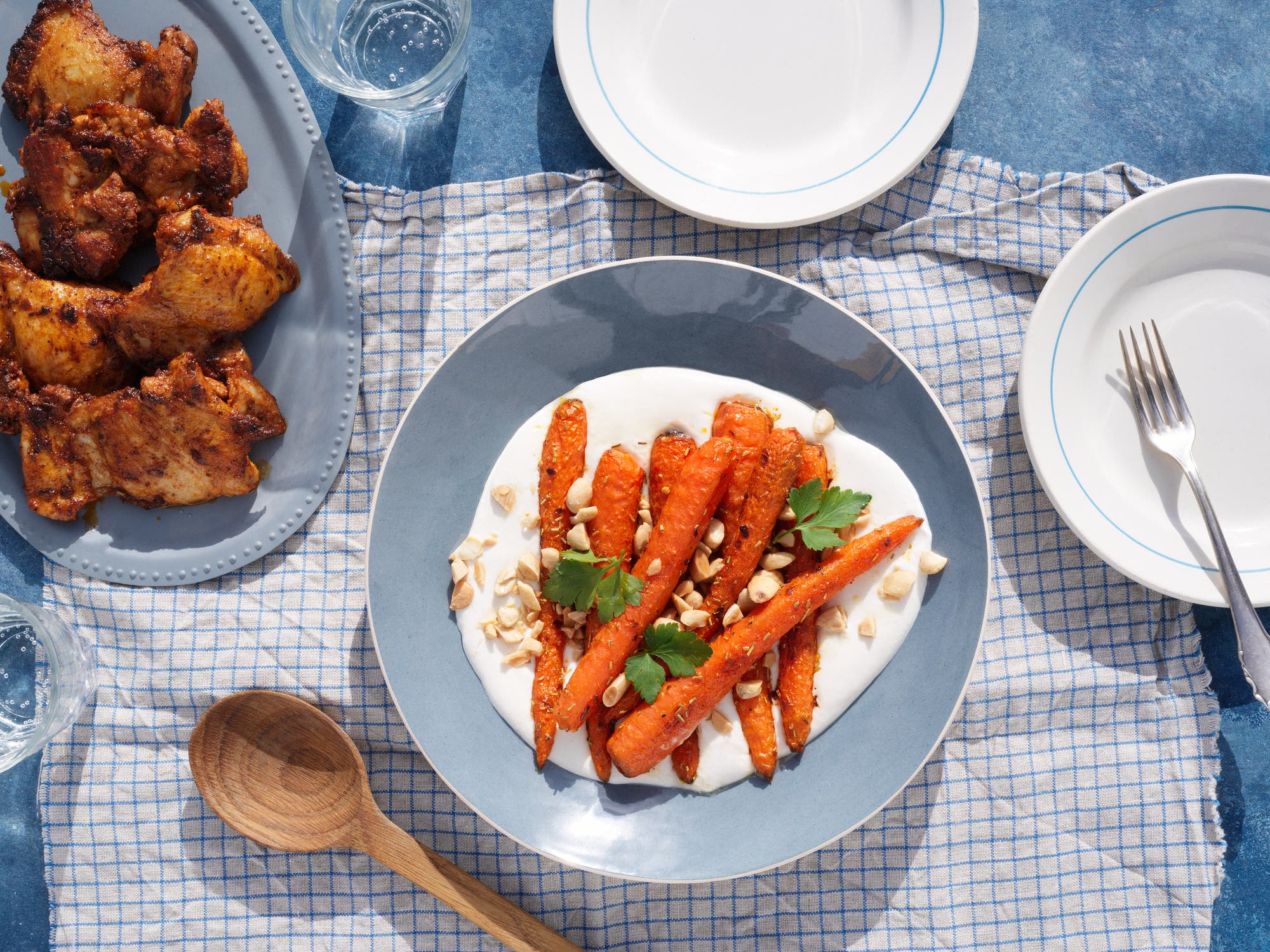 Bbq-kyckling med grillade morötter på grillad vitlök- och fetaostkräm