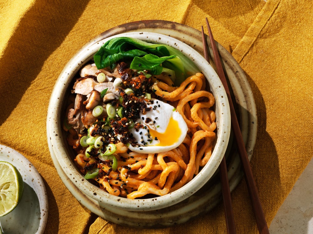 Udonnudlar med gochujang-majonnäs och sojastekt kyckling