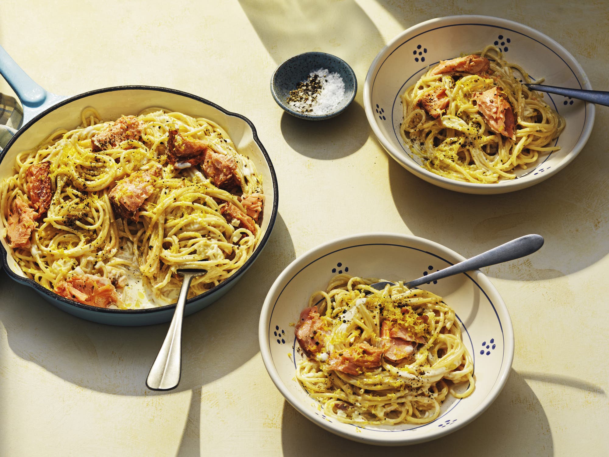 Pasta al limone med varmrökt lax