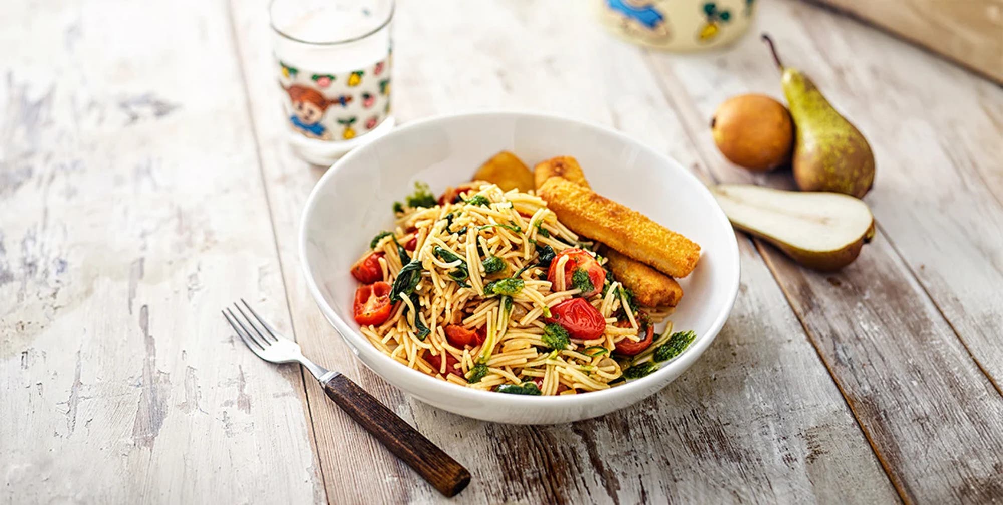 Guld-fiskpinnar med spenat och pasta