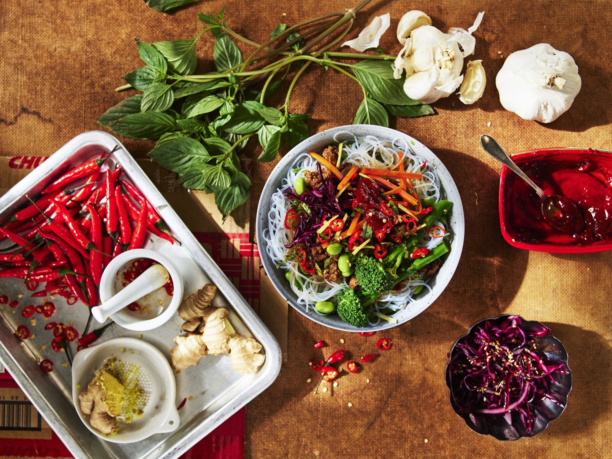 Wokade bönnudlar med ingefära och het fläskfärs