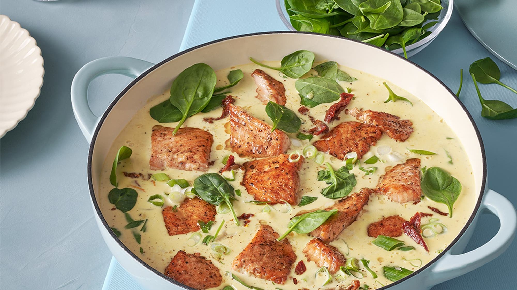 Lax i krämig sås med soltorkad tomat och spenat