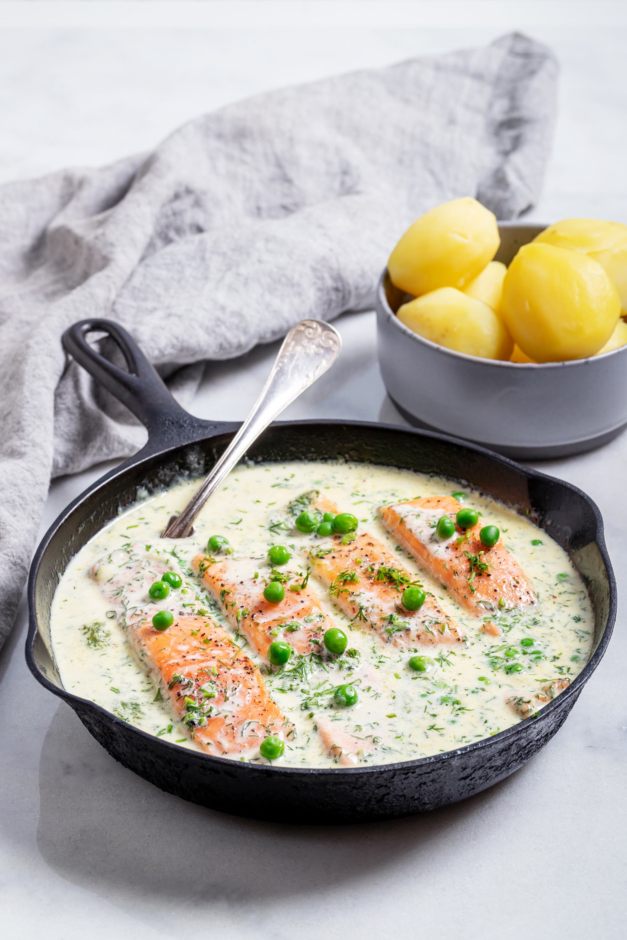 Ugnsbakad lax med dillsås och kokt potatis