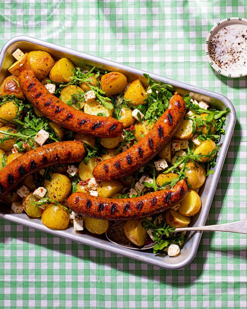 Grillad korv med småpotatissallad och ruccola