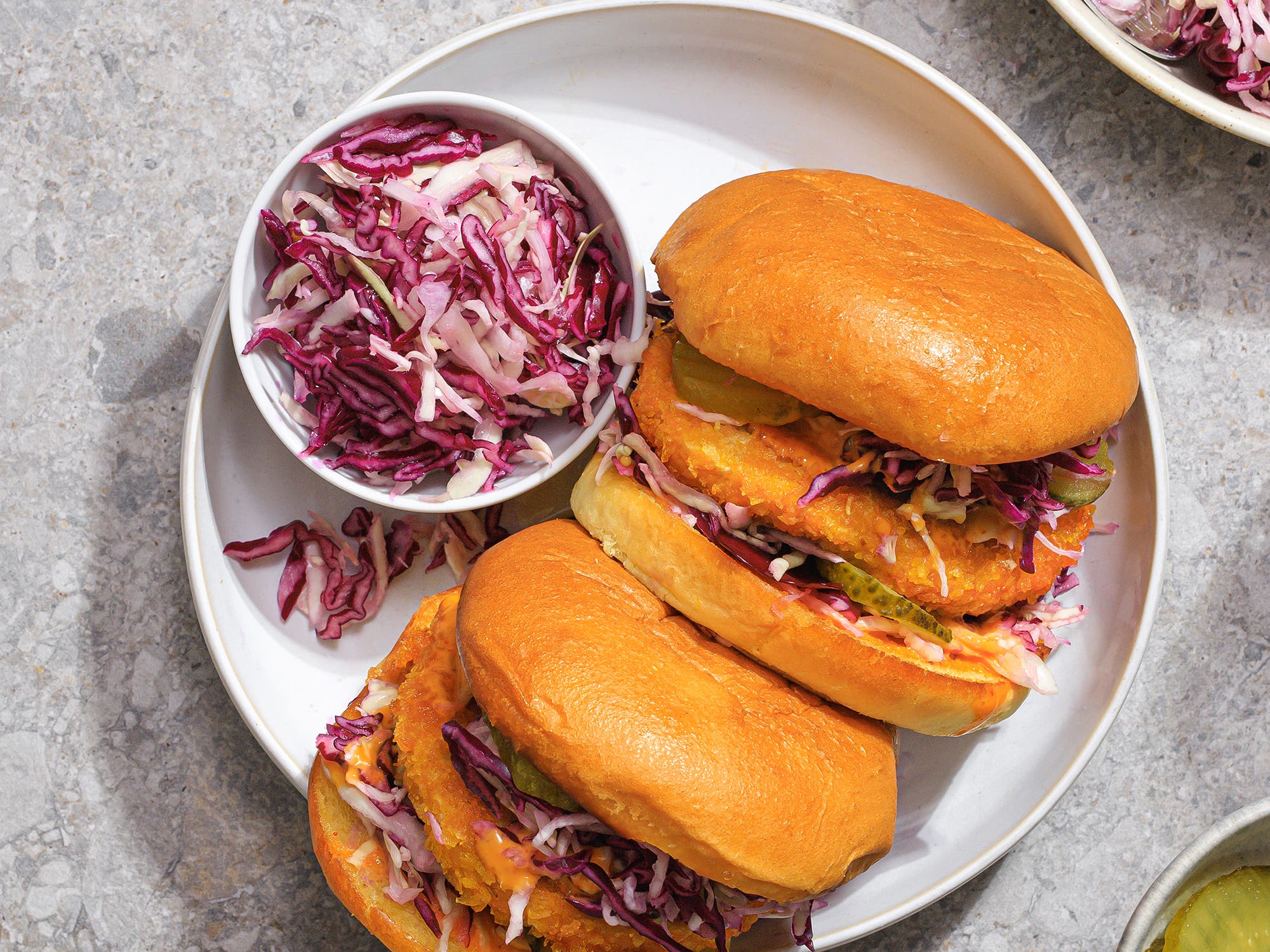 Snabb krispig kycklingburgare med coleslaw