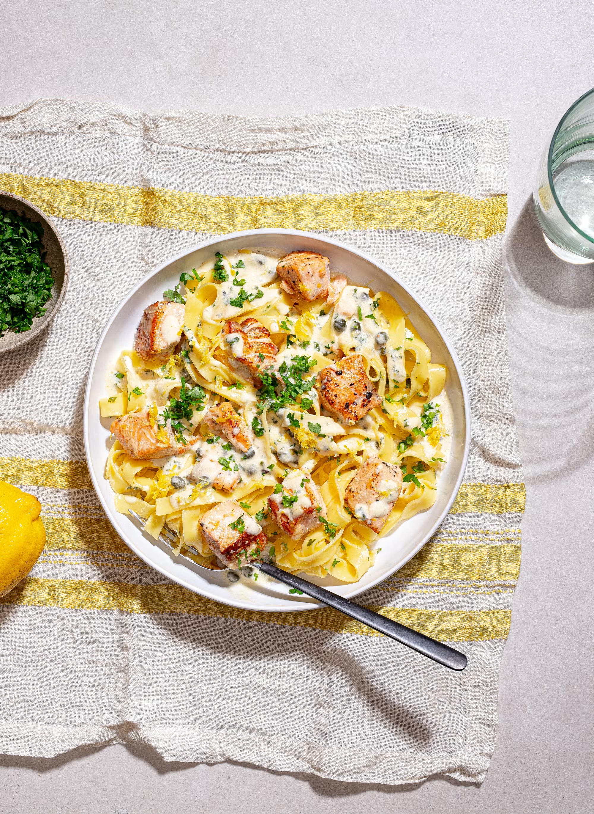 Lax med pasta och krämig citronsås
