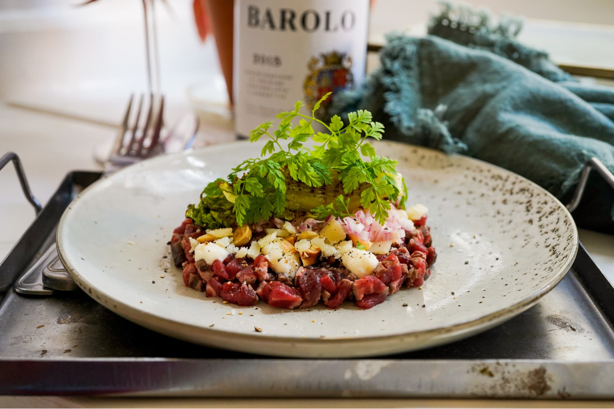 Grillad råbiff med pecorino, picklad lök, grillad sallad och hasselnöt