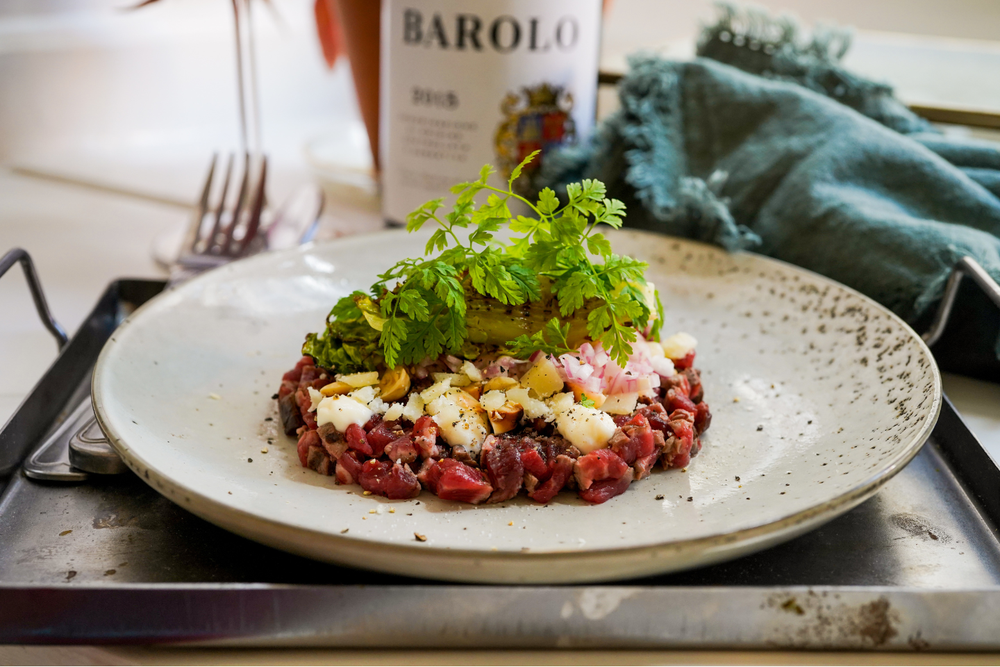 Grillad råbiff med pecorino, picklad lök, grillad sallad och hasselnöt