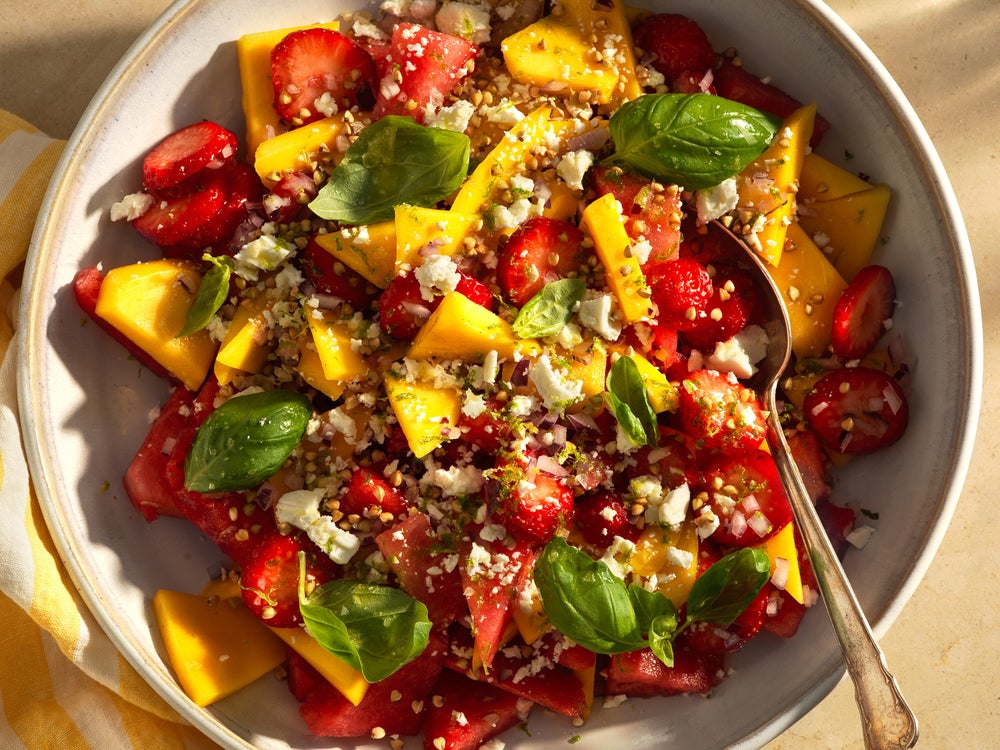 Mango- och jordgubbssallad med fetaost och rostat bovetekrisp
